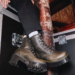 Dr Martens Leona boot in taupe